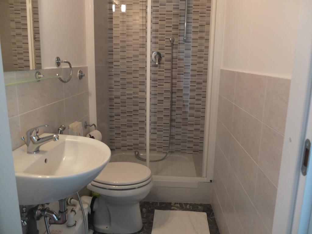 Maxim Rooms Rome Bagian luar foto