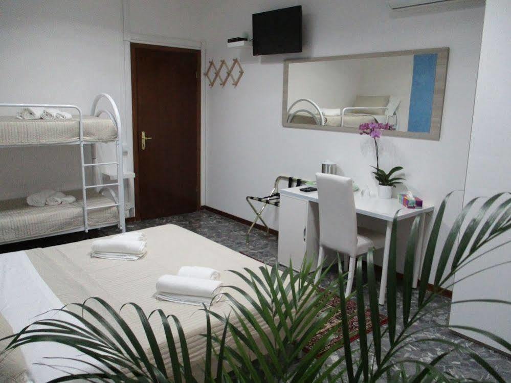 Maxim Rooms Rome Bagian luar foto